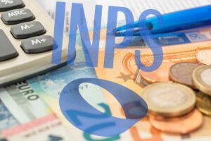 Calcolatrice, penna, banconote in euro e logo INPS