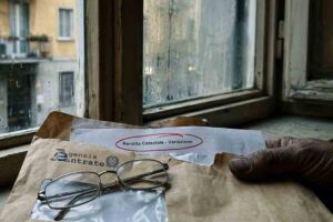 Notifica della Agenzia delle Entrate aperta davanti ad una finestra in giornata di pioggia