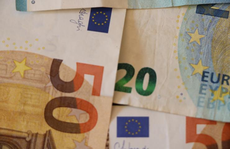 Due banconote da 50 euro e due da 20 euro sovrapposte tra loro